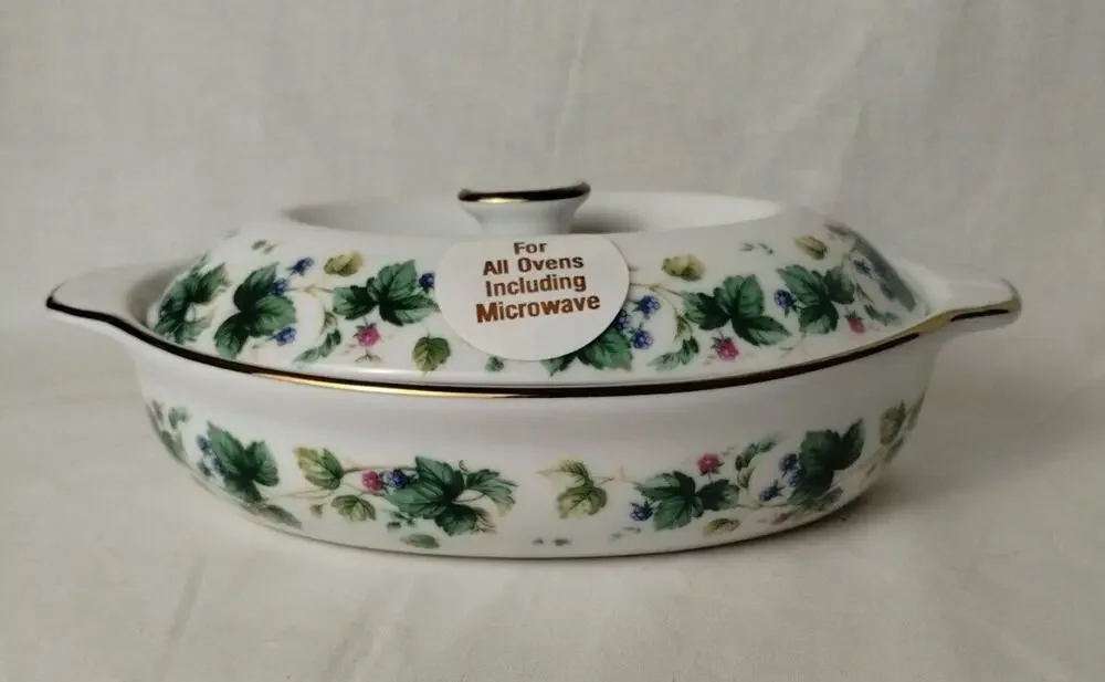 Andrea by Sadek Casserole Dish with Lid - Green Ivy Berries Gold Trim - Vineyard